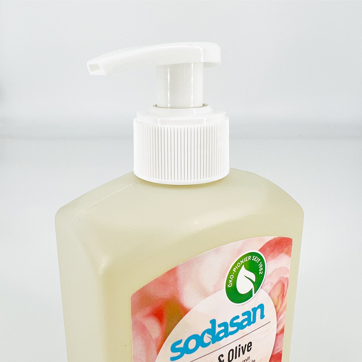 sodasan -Flüssigseife Rose & Olive im Spender - Smooth Panda - Umweltdrogerie