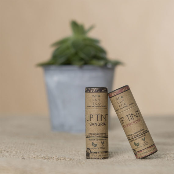 Moodfotografie der Lippenpflegestifte mit Farbe von We Luv Eco